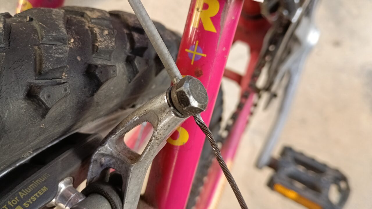 ワイヤーを止めているボルト