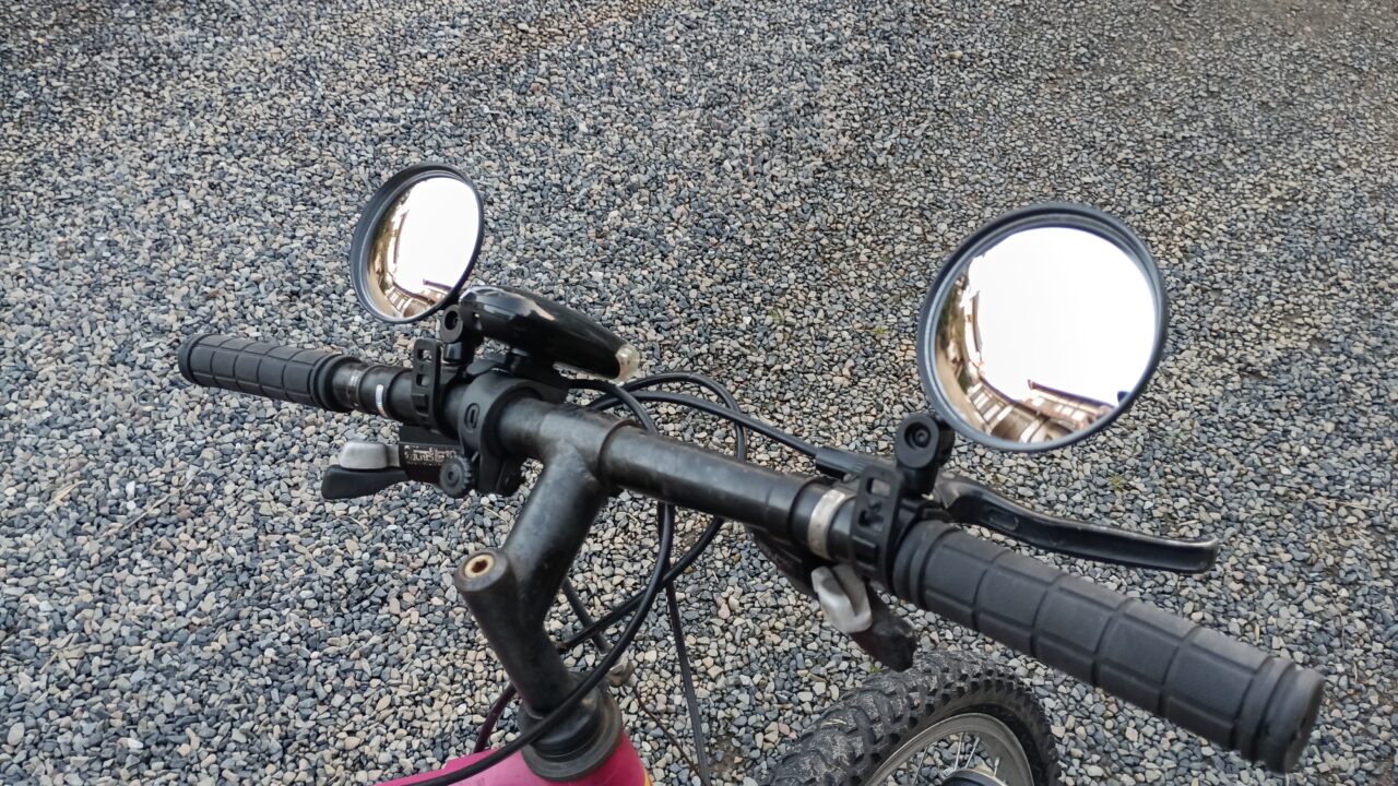 ハンドルグリップとバックミラー