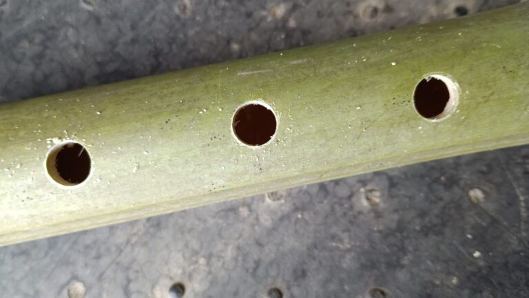 新しい柄に３つの穴をあけたところ