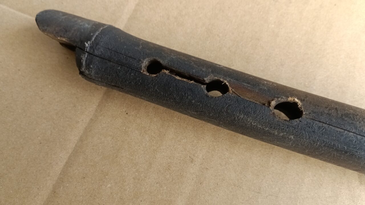 折れた熊手から先の金属棒を抜いたところ