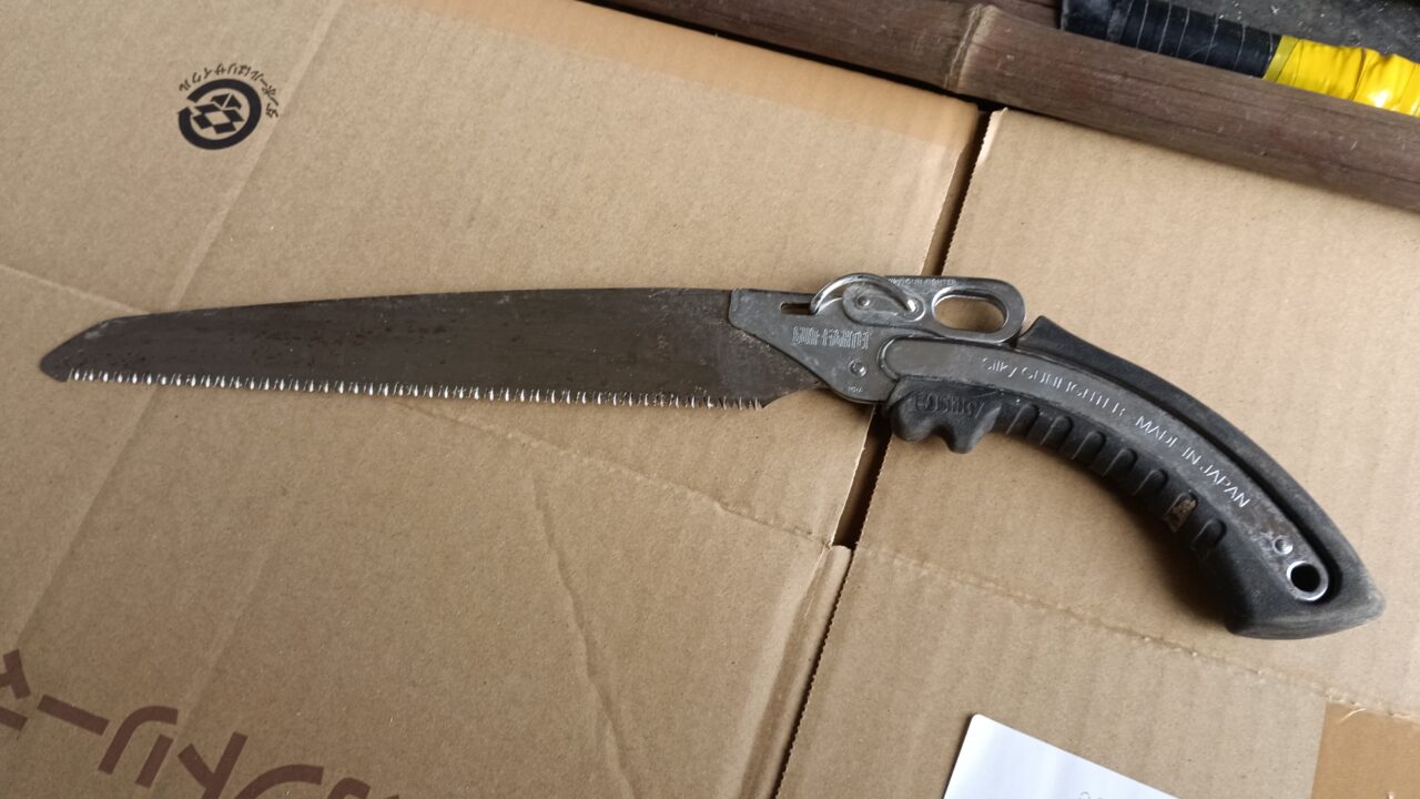 段ボールの上に置いた剪定鋸