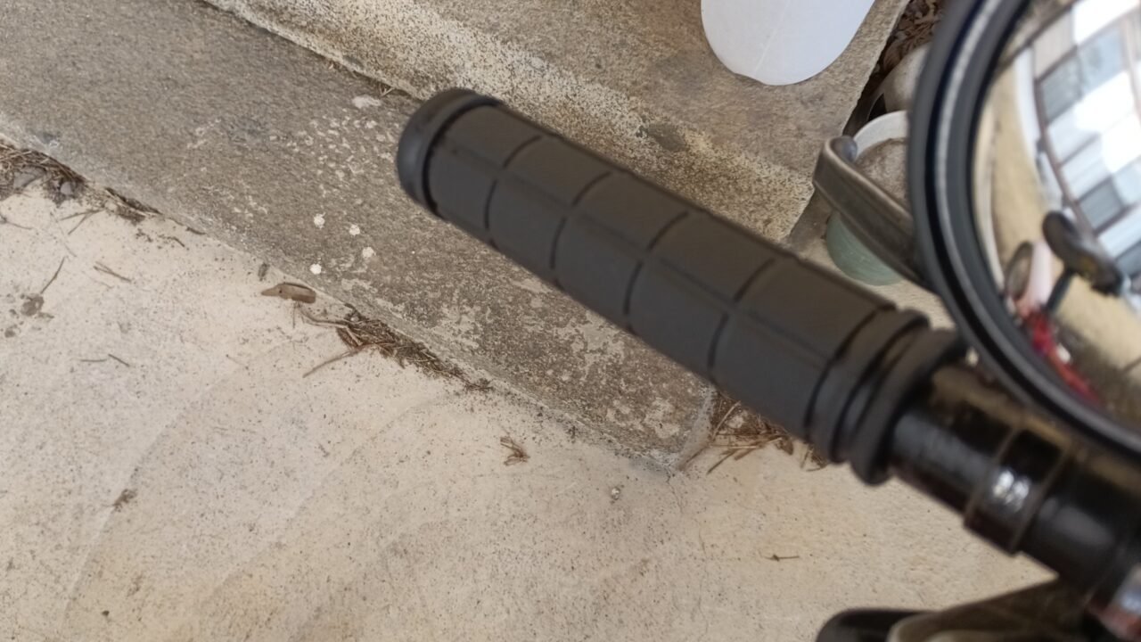 左ハンドルのハンドルグリップ