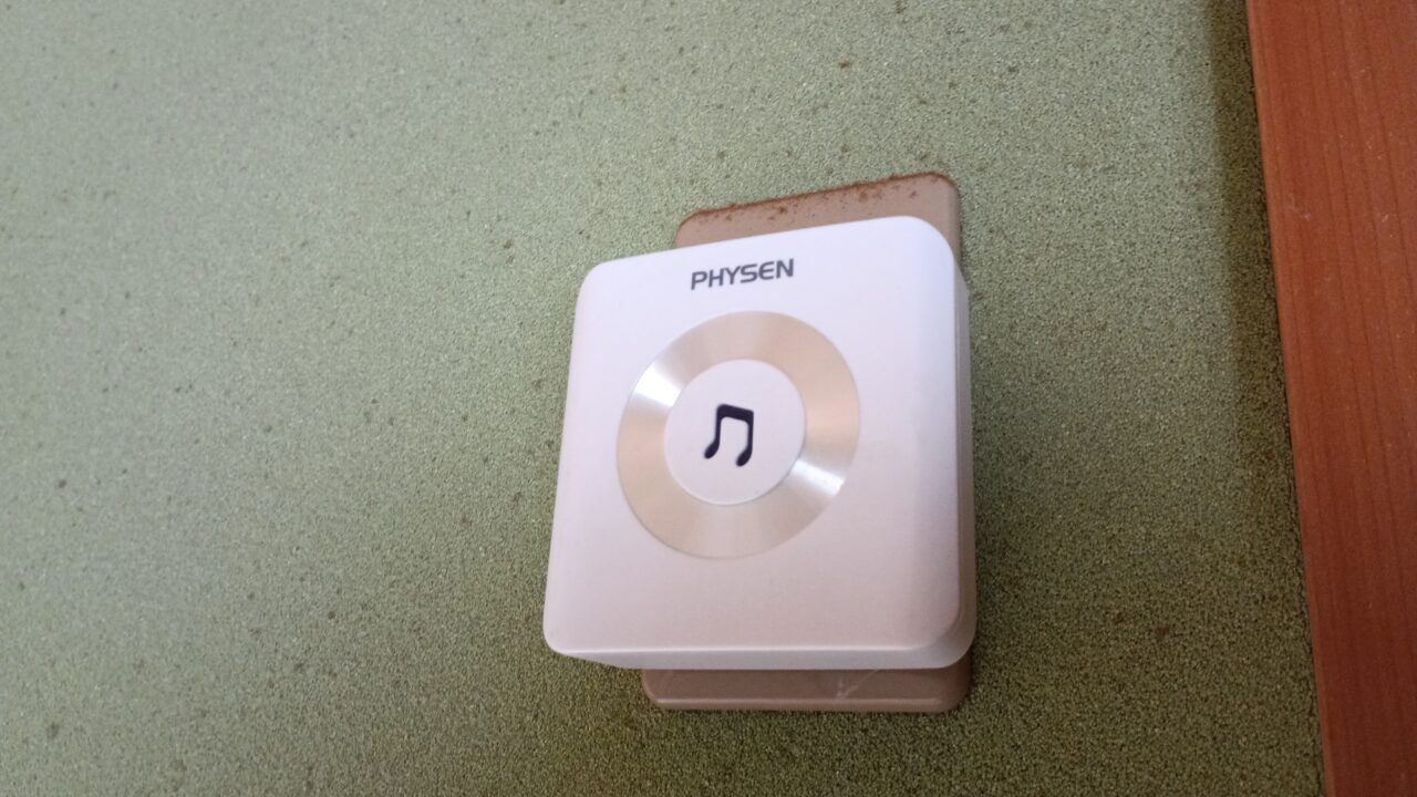 納戸のコンセントに差したワイヤレスチャイムのスピーカー（受信機）