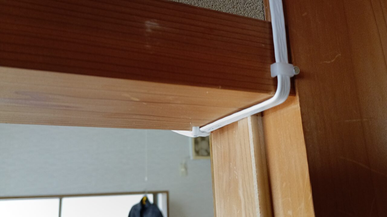 鴨居を渡したフラットケーブル