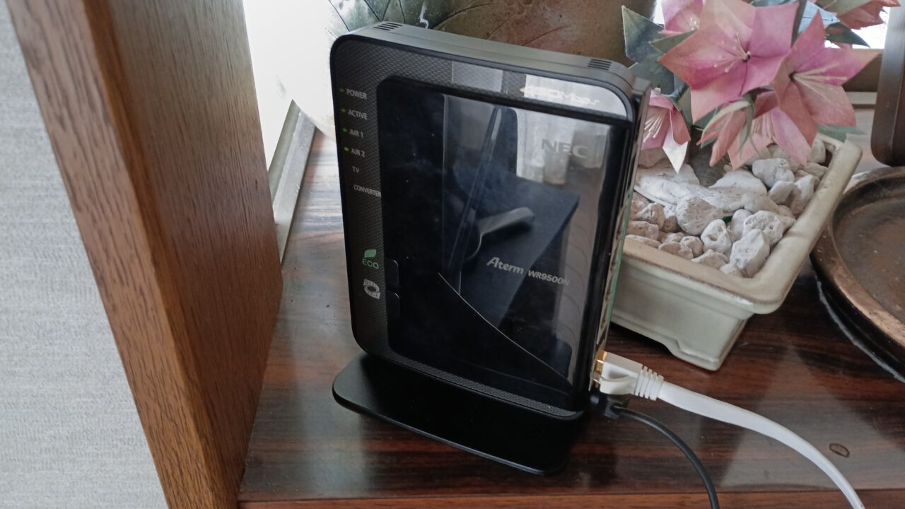 応接間のサイドボード上に置いたNEC製の無線LANルーター