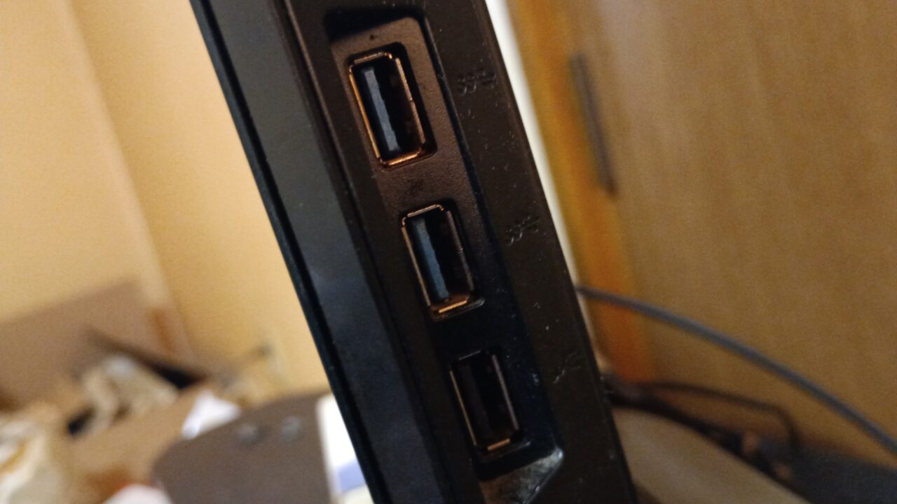 僕が所有するデスクトップパソコンのUSBポート