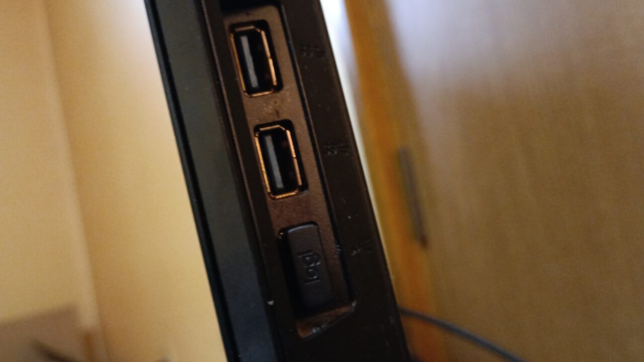 デスクトップパソコンのUSBポートに挿さったレシーバー