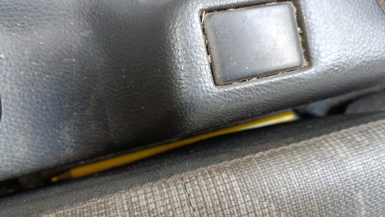 座席シートの横の隙間(黄色鉛筆が落ちている)