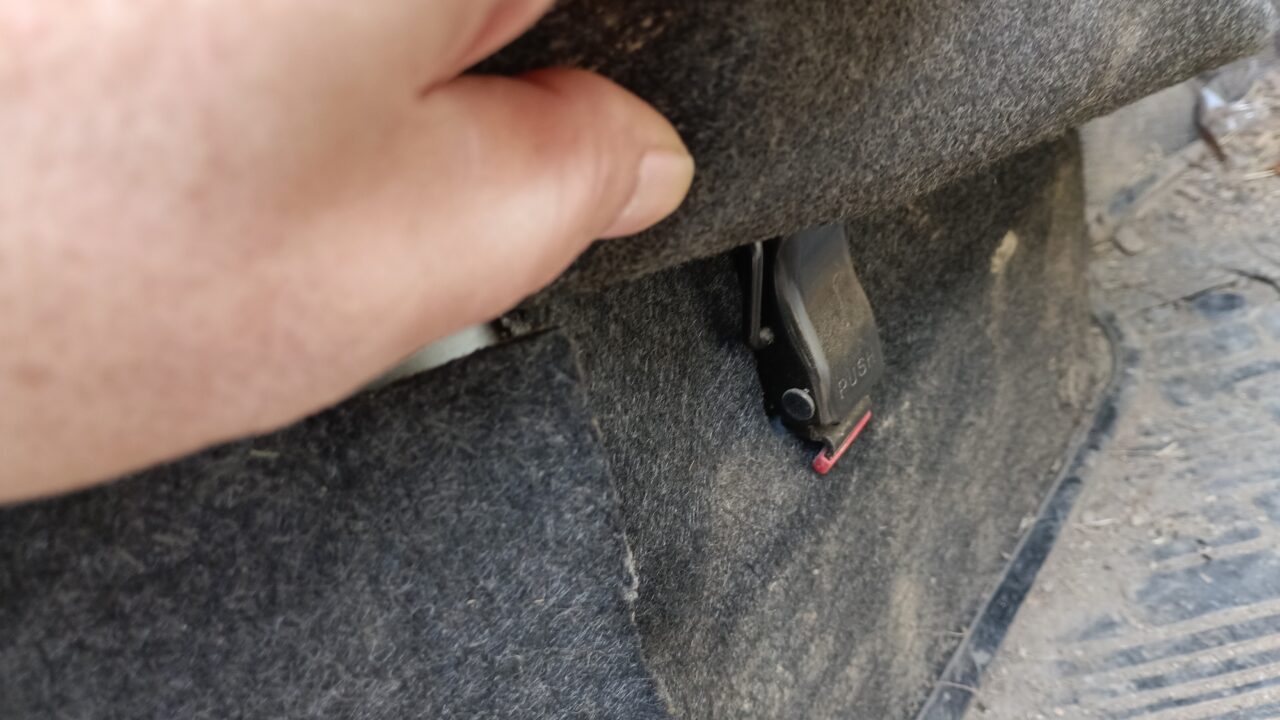 運転席の下のキャッチクリップ(布をめくっている画像)