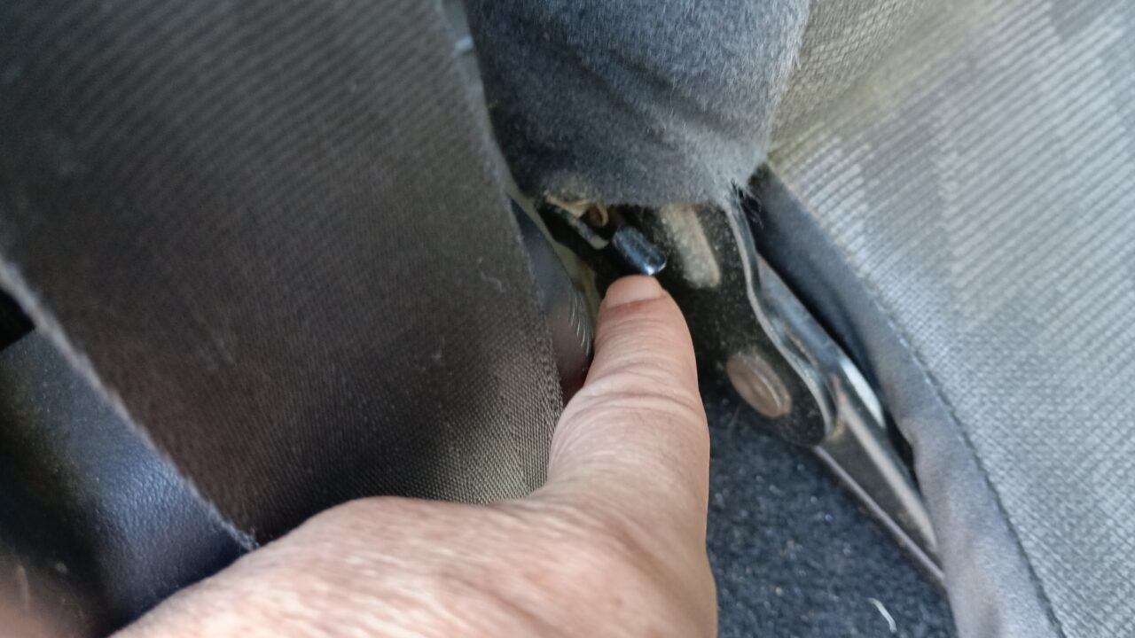 運転席側の背もたれの解除レバー