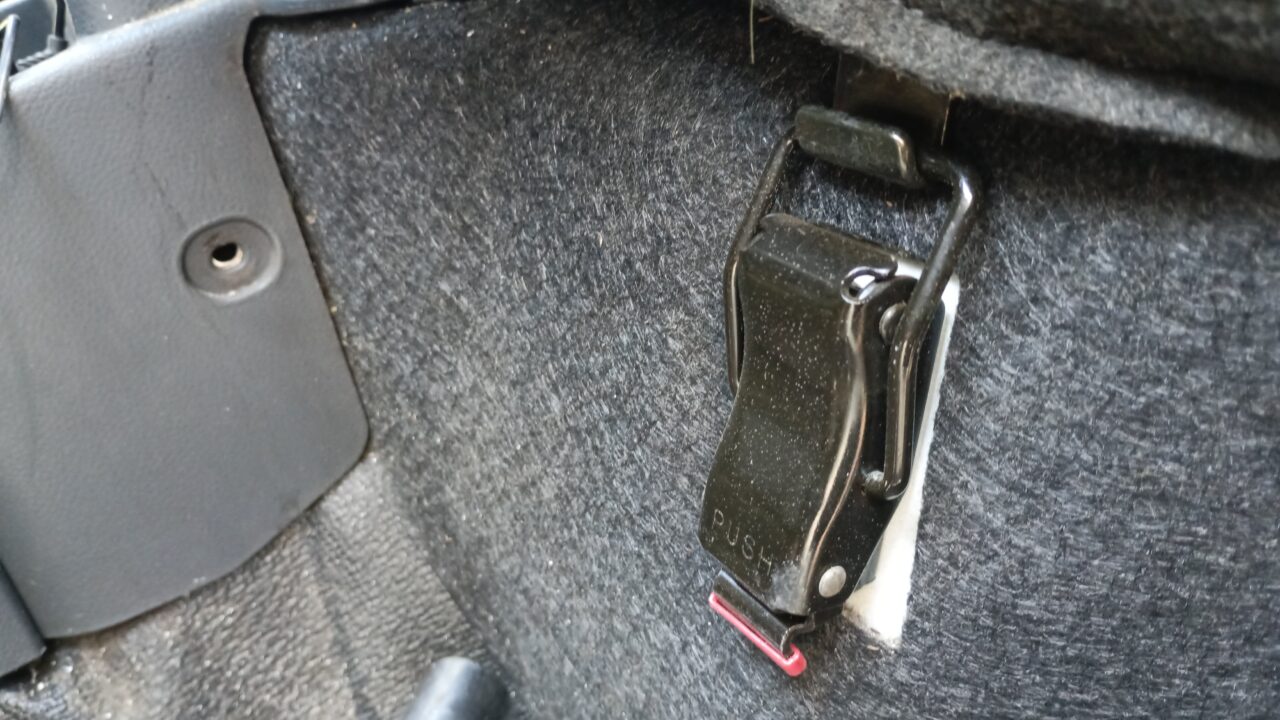 助手席の下のキャッチクリップ