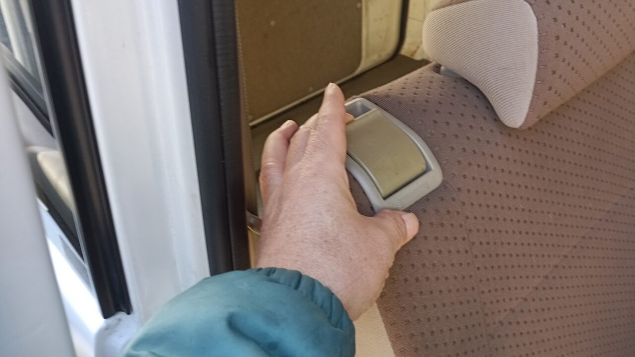 後部座席を倒す時に使うレバーの位置を示す写真