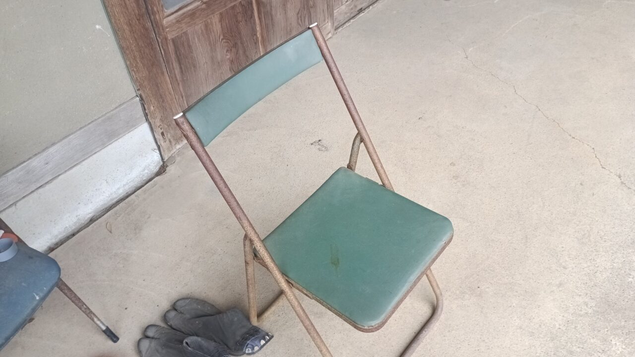 農作業などの休憩時に使う軒下のパイプ椅子