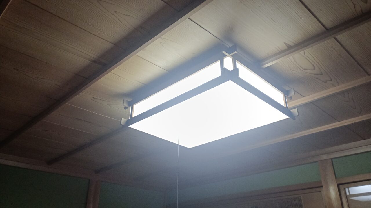 天井に直接設置された和風タイプのシーリングライト②