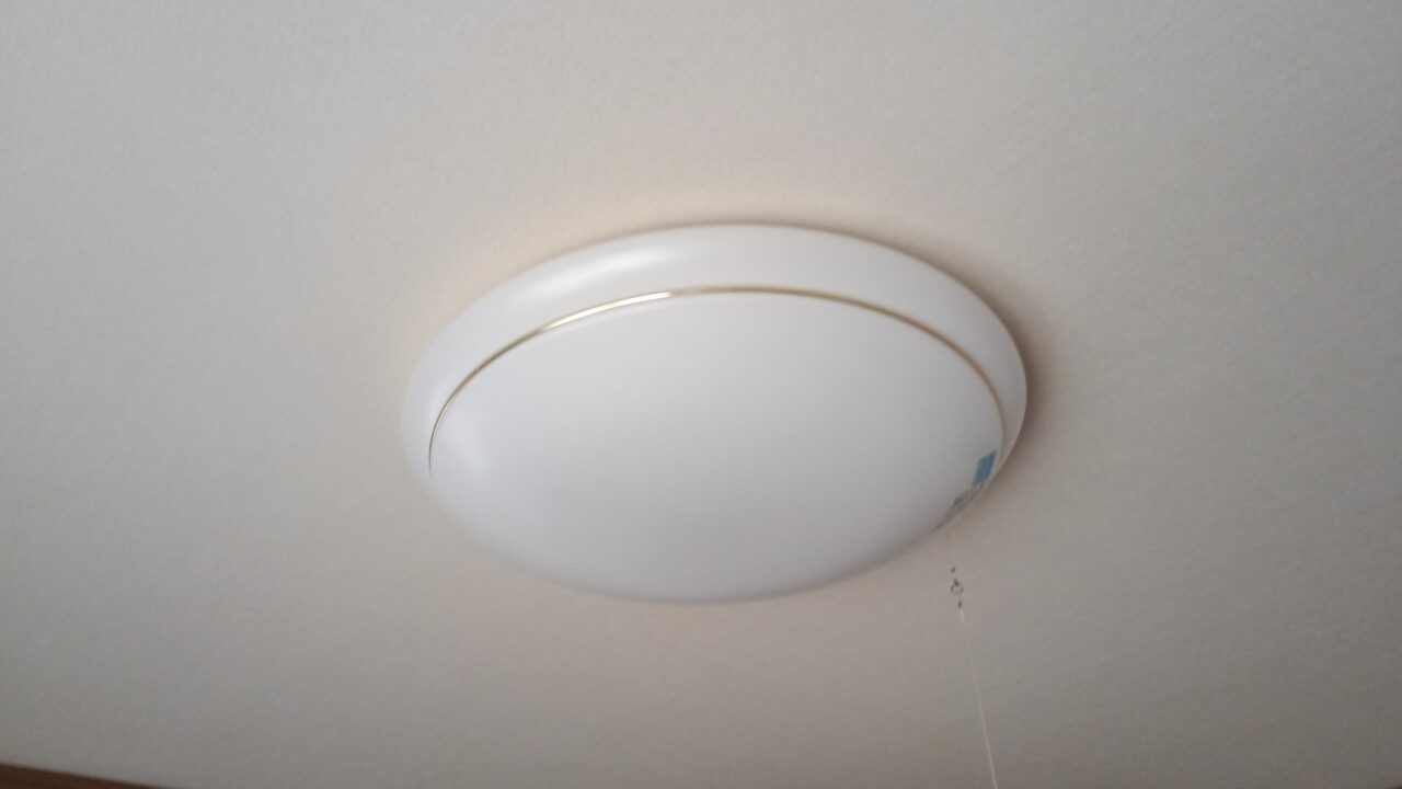 天井に直接設置された洋風タイプのシーリングライト①