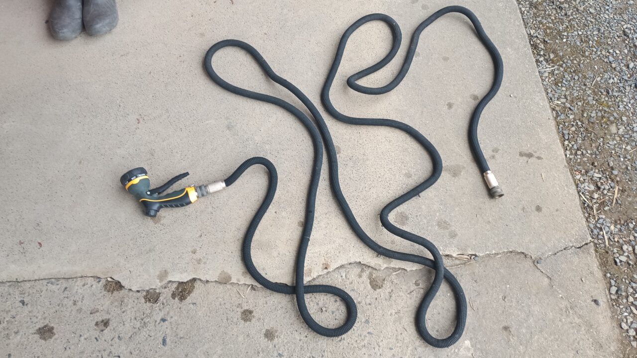 伸びるホースが縮んだところ