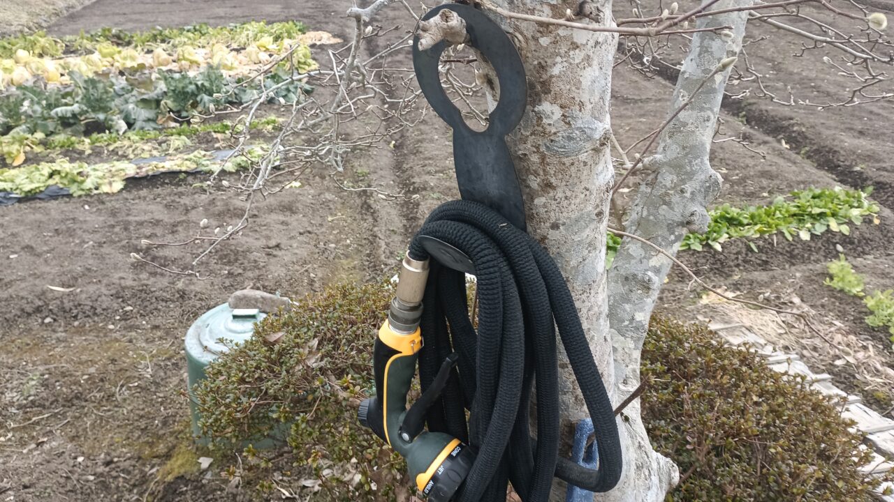 フックにかけた伸びるホース