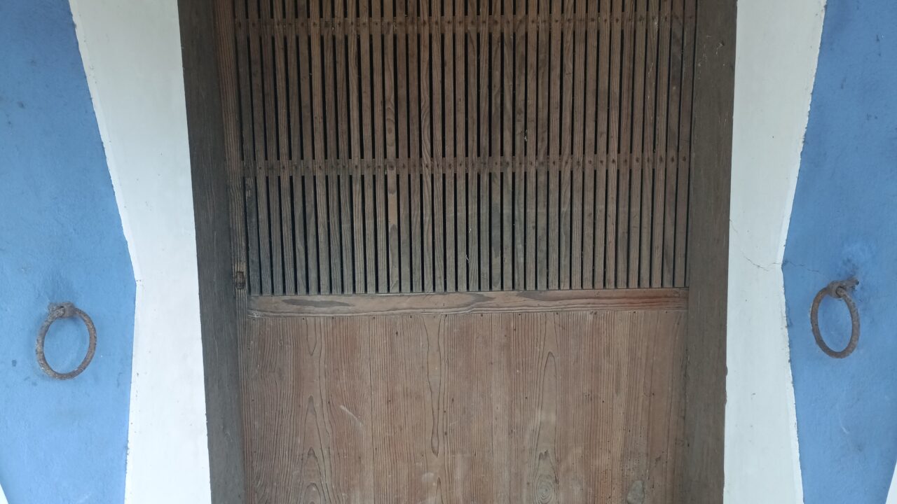 重厚な扉を開けると現れた2枚目の扉の引き戸