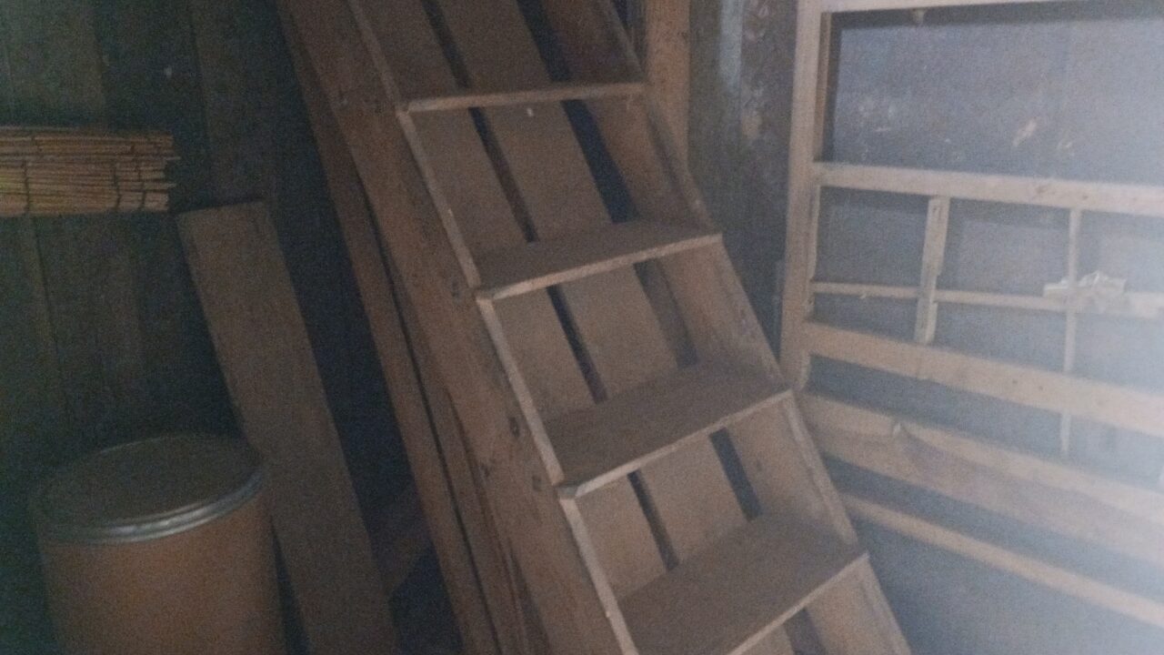 2階に伸びた木の階段