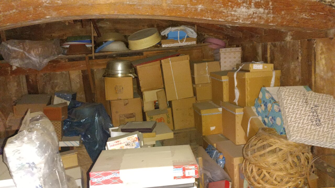 ひな人形の入った数々の箱