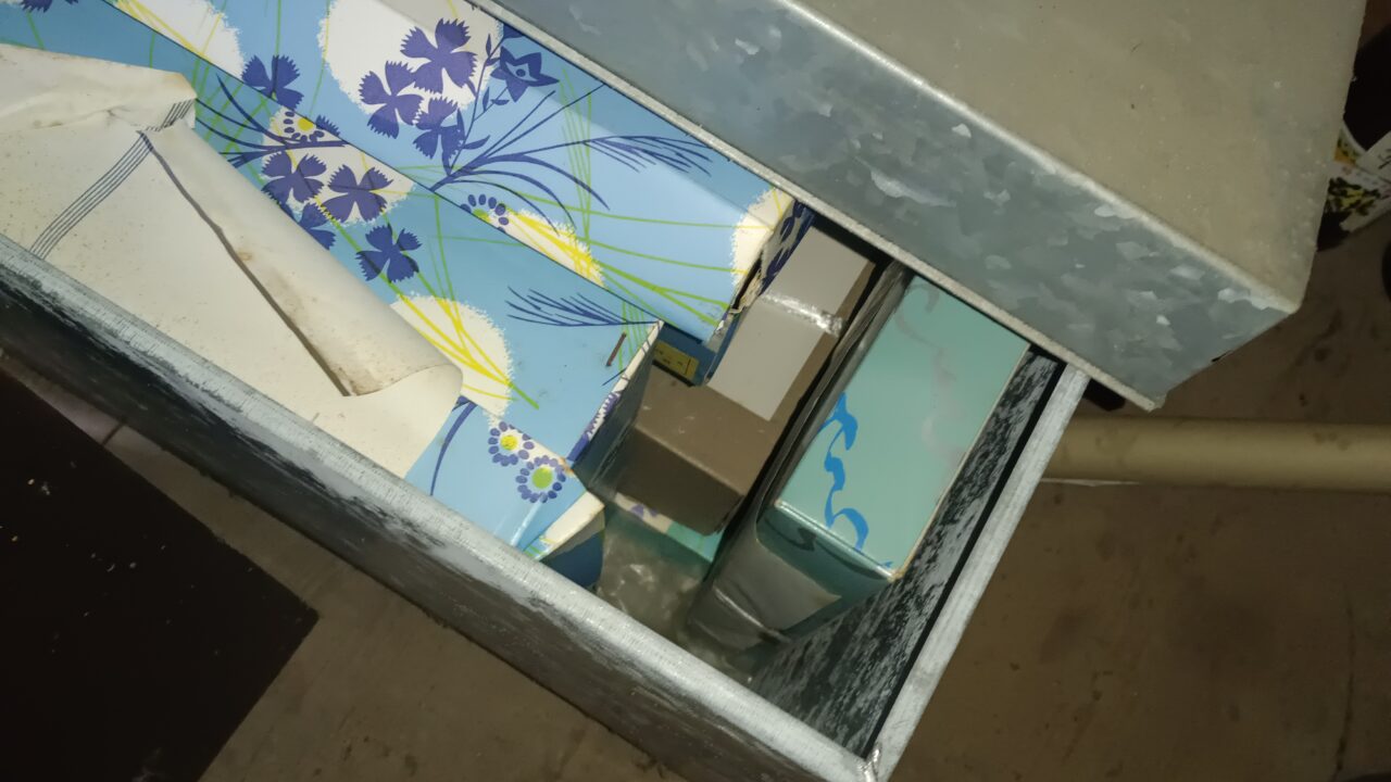 お盆提灯の入ったカンカン