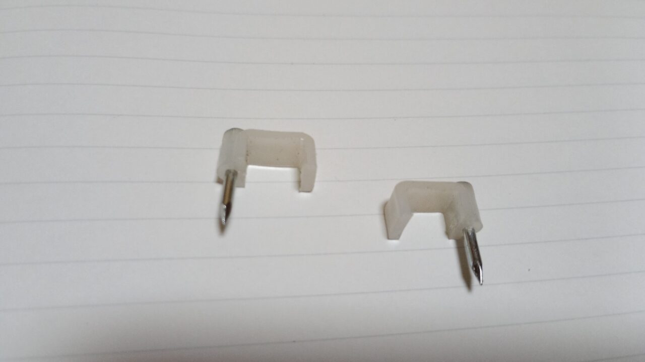 購入したフラットケーブルに付属されていたケーブルクリップ(複数個)