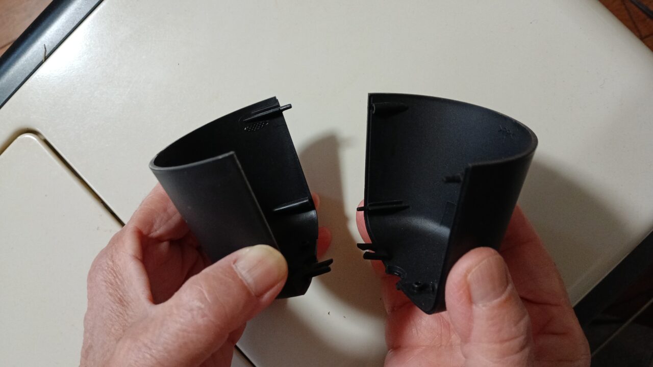 手に持ったシーリングカバーの接写