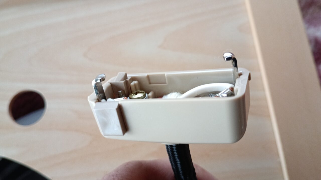 手に持ったシーリングキャップの接写