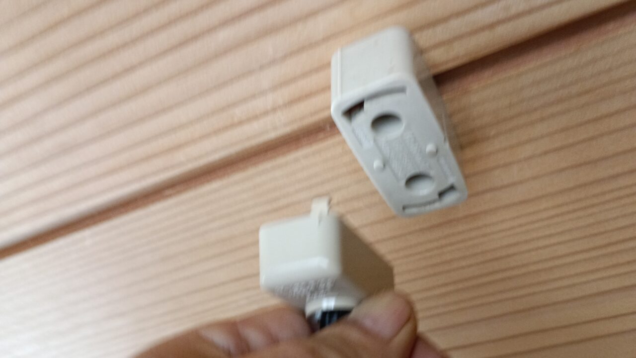 シーリングキャップをローゼットから外しているところ