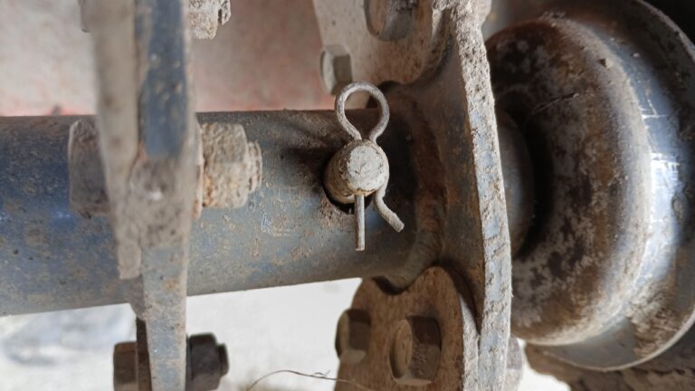 ロータリーシャフトに爪軸がピンによって留まっているところ