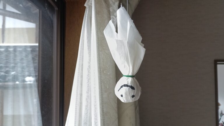 縁側に逆さに吊るしたテルテル坊主