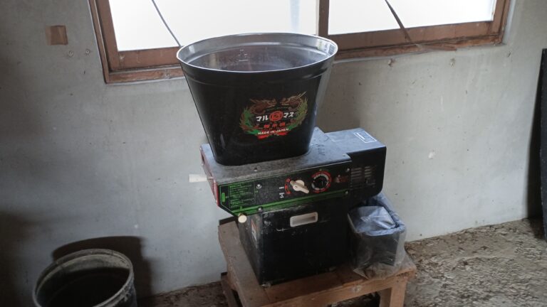 納屋に置いてある循環式精米機