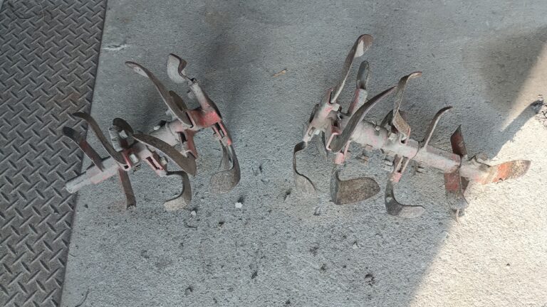 爪軸と土寄せ用の爪(左右)