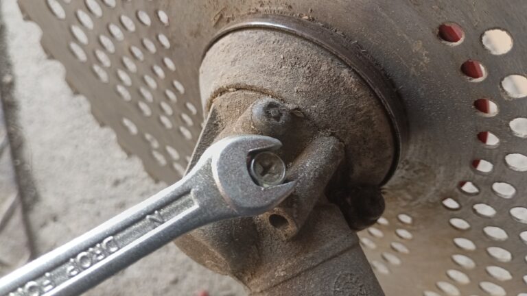 グリス注入口のボルト