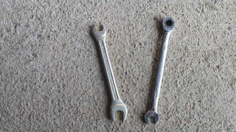 普通のスパナとギアレンチ