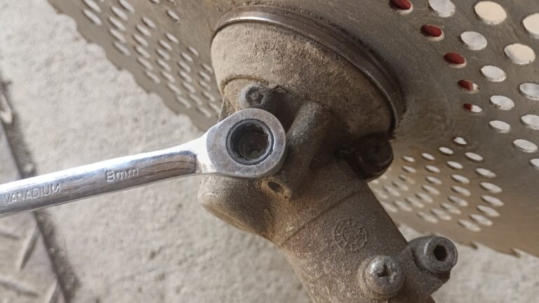 8㎜ギアレンチでグリス注入口を締めているところ