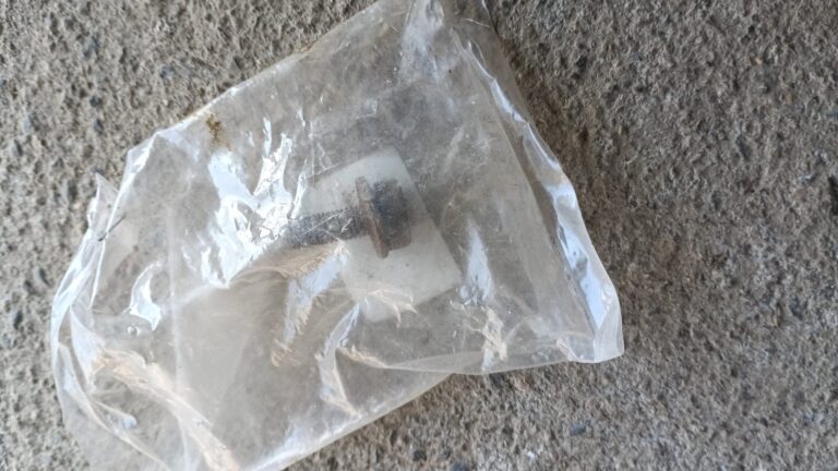 袋に入った新品のボルト