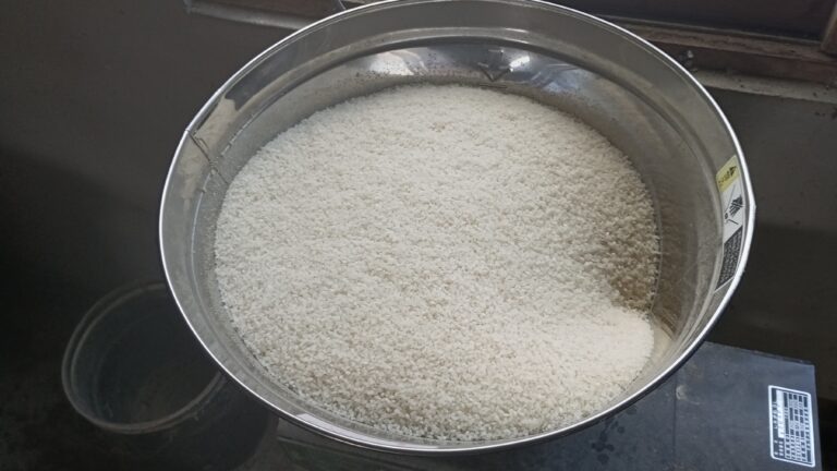 精米機タンクの中の白米