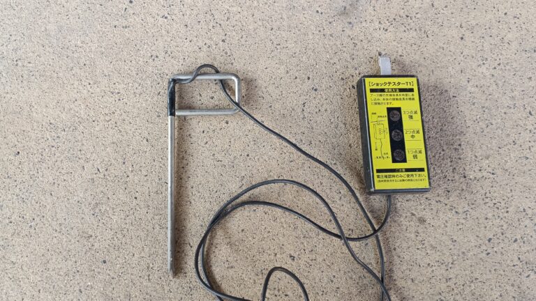 末松電子製作所製のショックテスターT1とアース金属棒の全景