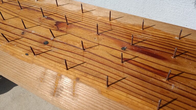 板に打った108本の釘