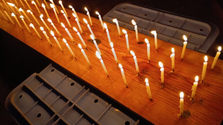 自宅で万灯を執り行っている様子(幻想なる灯り灯す108本のロウソク)