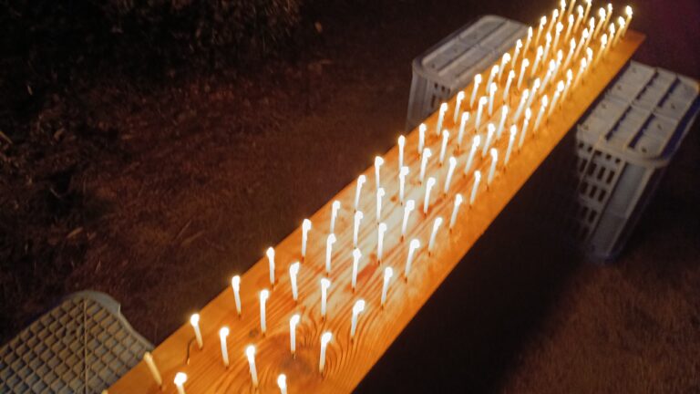 自宅で万灯を執り行っている様子(幻想なる灯り灯す108本のロウソク)