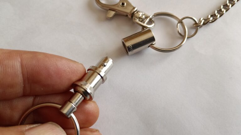 脱着式キーリングを指で外しているところ