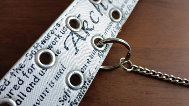 ベルトループに取り付けたコンビネーションチェーン