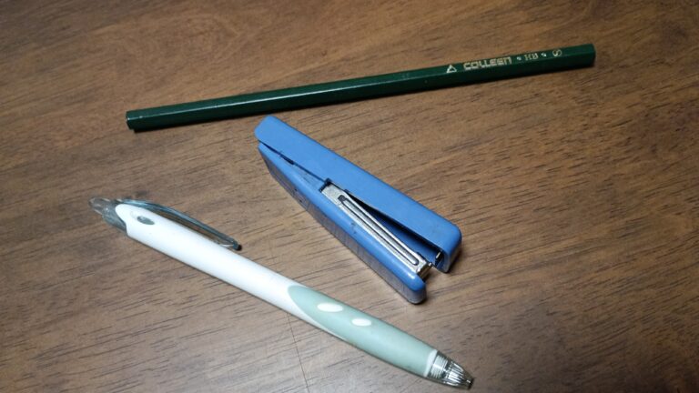 鉛筆とボールペンとホチキス