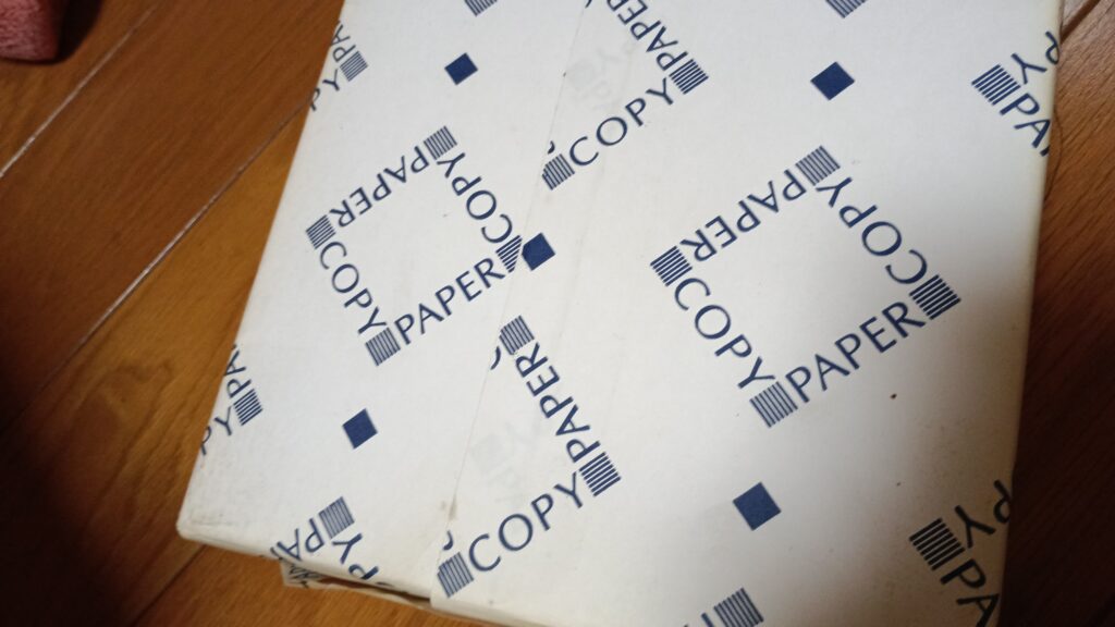 床に置いたコピー用紙