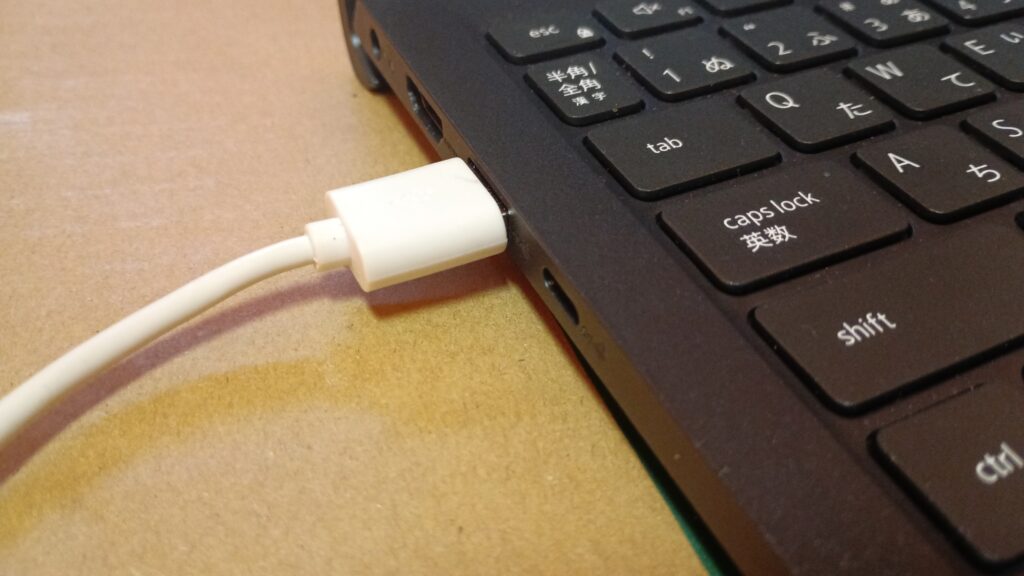 ノートパソコンにICカードリーダーをUSB接続しているところ