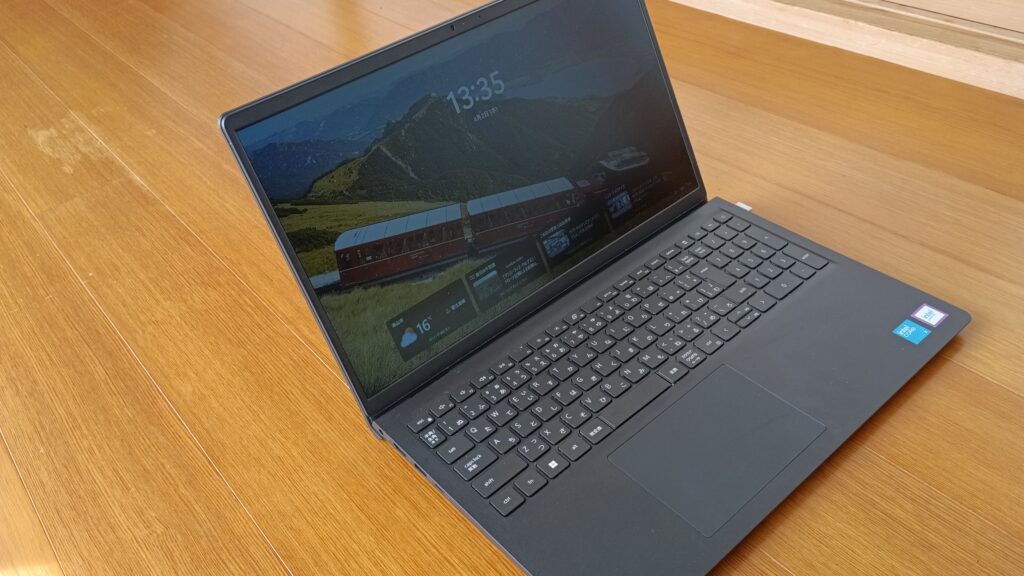 縁側の床に置いたDELLのノートパソコン