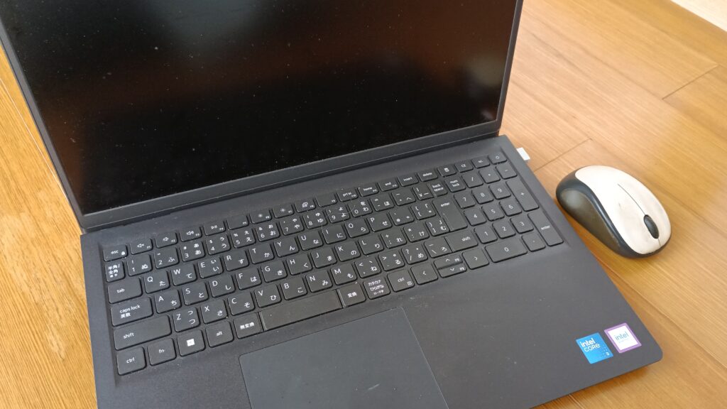 Dellのノートパソコンとワイヤレスマウス