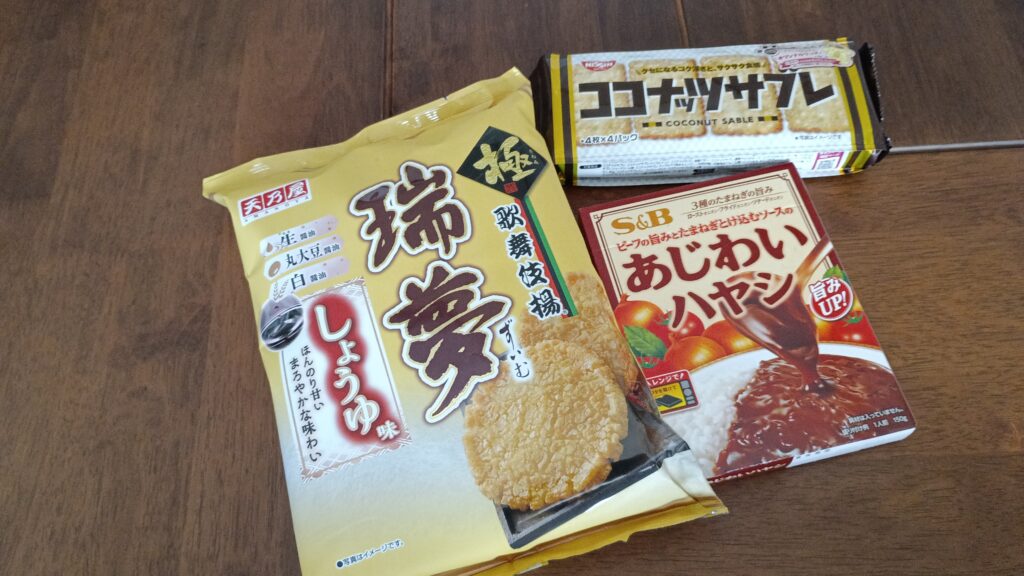 テーブルの上のお菓子